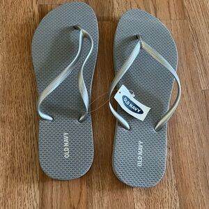 Old Navy Gray Flip-Flop Sandals Women’s Size 11